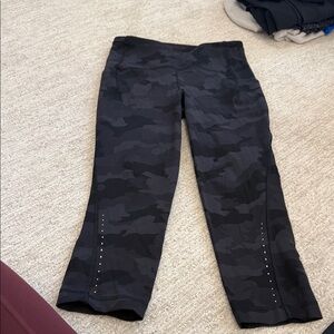 Lulu 
Size 6 
Like new 
23 inch 
Blk camo